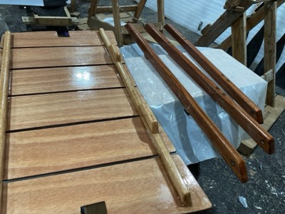  The undersides of the queen seat and rail supports are varnished. 